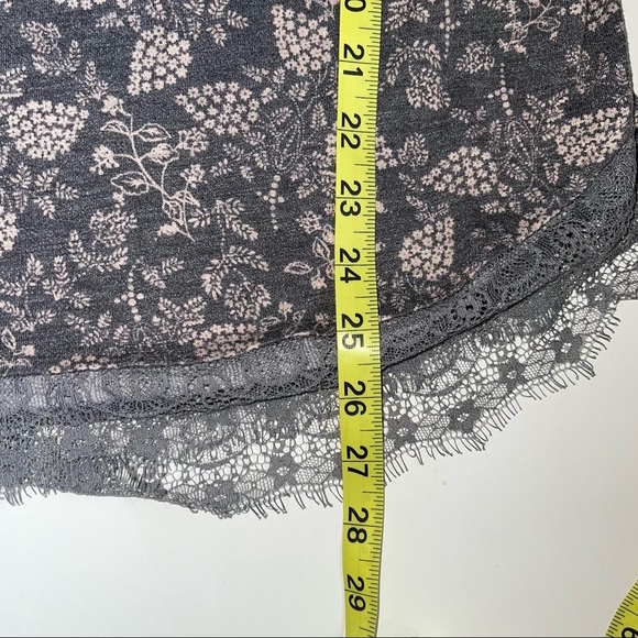 LC Lauren Conrad Gray & Pink Floral Print Lace Trim Tie Back Top Medium Women’s - Picture 10 of 13